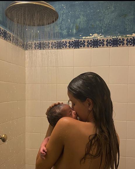 Biah Rodriguez aparece em momento fofo dando banho no filho