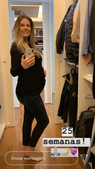 Esposa de Tiago Leifert exibe barriga de 6 meses de gravidez