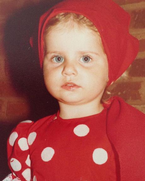 Karina Bacchi arranca suspiros ao surgir vestida de chapeuzinho vermelho em registro da infância 