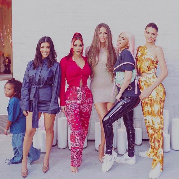 Kim Kardashian posa ao lado de todas as suas irmãs
