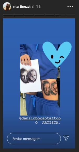 Vinicius Martinez tatua foto com Valentin em sua coxa