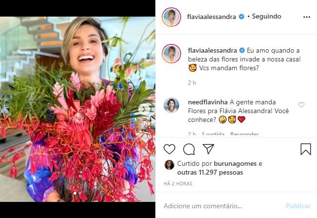 Flávia Alessandra surge com buquê e sorrisão em fotos na web
