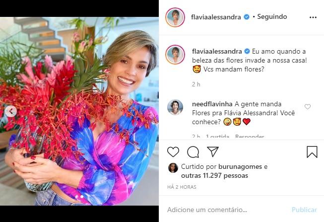Flávia Alessandra surge com buquê e sorrisão em fotos na web
