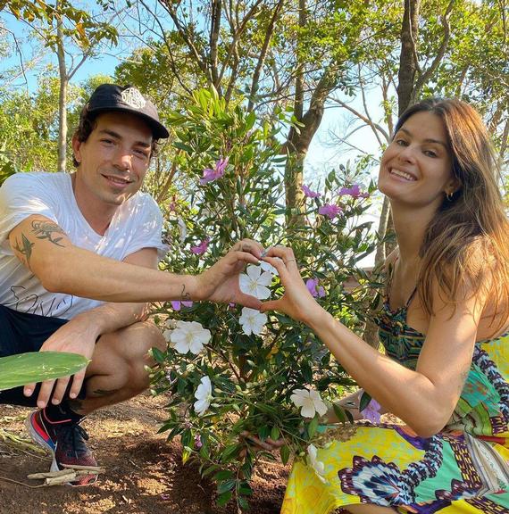 Isabeli Fontana e Di Ferrero comemoram aniversário de Gisele Bündchen plantando árvore