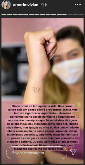 Vivian Amorim se tatua pela primeira vez 