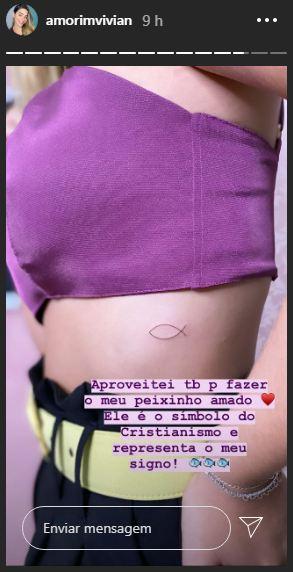Vivian Amorim se tatua pela primeira vez 