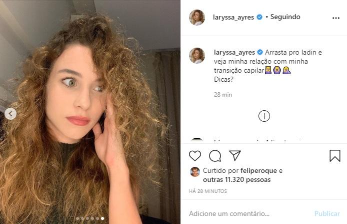 Laryssa Ayres encanta a web em fotos com o cabelo natural