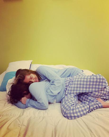 Leticia Spiller surge coladinha a filha usando pijama 