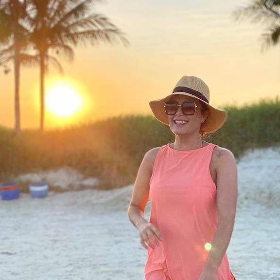 Luciele Di Camargo curte lindo pôr do sol na praia
