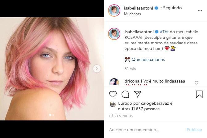Isabella Santoni surge de cabelo rosa e deixa a web babando