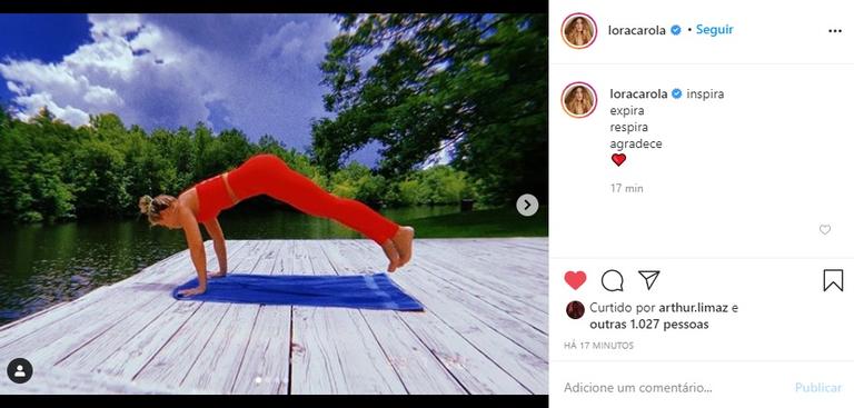 Carolina Dieckmann pratica yoga