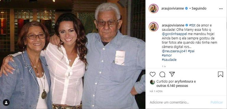 Viviane Araújo relembra clique antigo ao lado dos pais