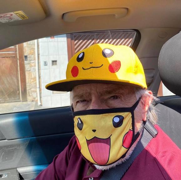 Ary Fontoura aparece com máscara de Pikachu