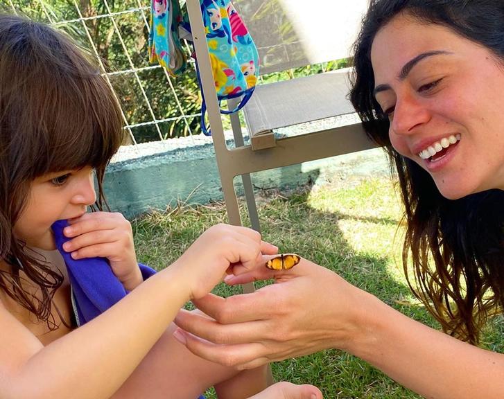 Carol Castro e sua filha, Nina se derreteram ao ver uma borboleta posar em sua mão 