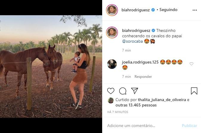Biah Rodrigues encanta a web com clique de Theo e cavalos