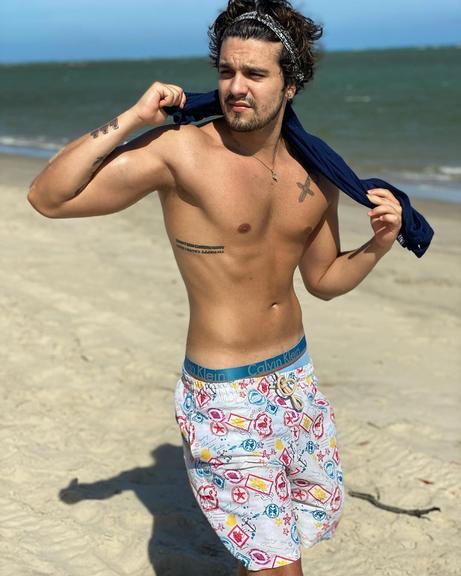 Luan Santana surge sem camisa ao relembrar clique feito durante passeio na praia