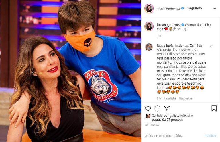 Luciana Gimenez posa coladinha ao filho caçula 