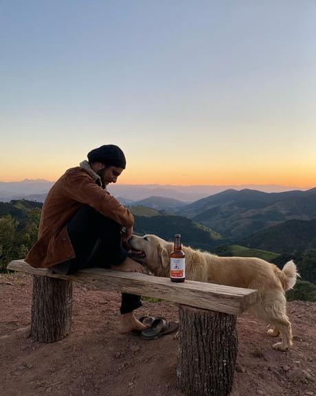 Bruno Gissoni compartilha lindo registro em que surge curtindo o final de tarde acompanhado de seu cachorro de estimação