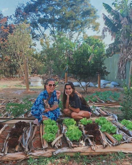 Glória Pires faz horta acompanhada da filha, Ana Morais