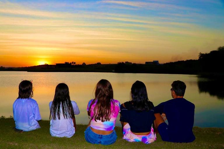 Rodrigo Faro compartilha um lindo registro em que surge curtindo o pôr do sol ao lado da mulher e de suas três filhas 