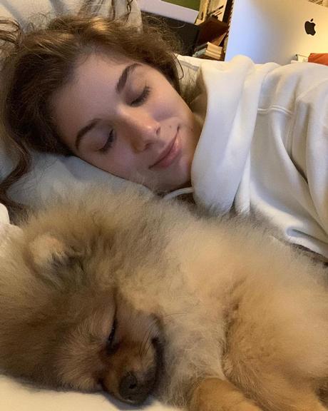 Lilia Cabral relata as peripécias de seu cachorro de estimação ao exibir clique fofo do mascote dormindo ao lado de sua filha