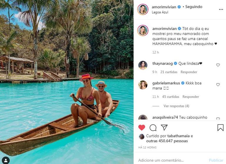 Vivian Amorim posa com o namorado em passeio de canoa