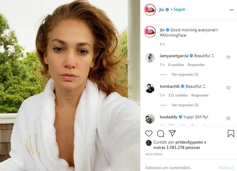 Jennifer Lopez surge sem make e surpreende fãs
