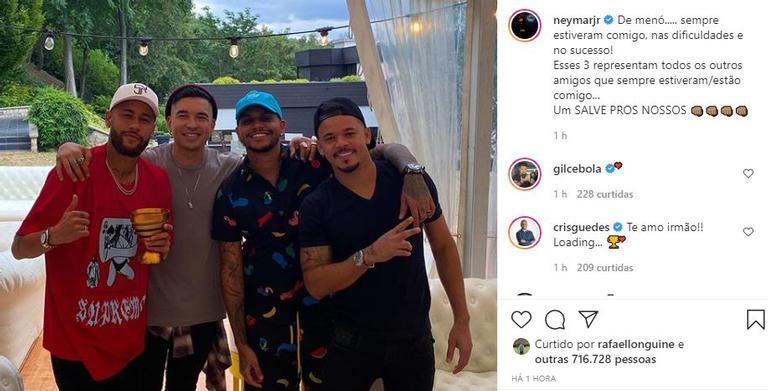Neymar posa com os 'parças' e celebra amizade