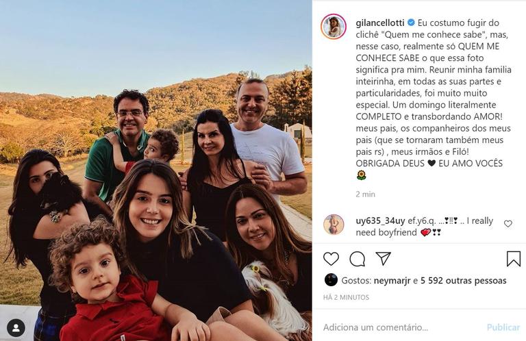 Giovanna Lancellotti reúne toda a família em foto e celebra