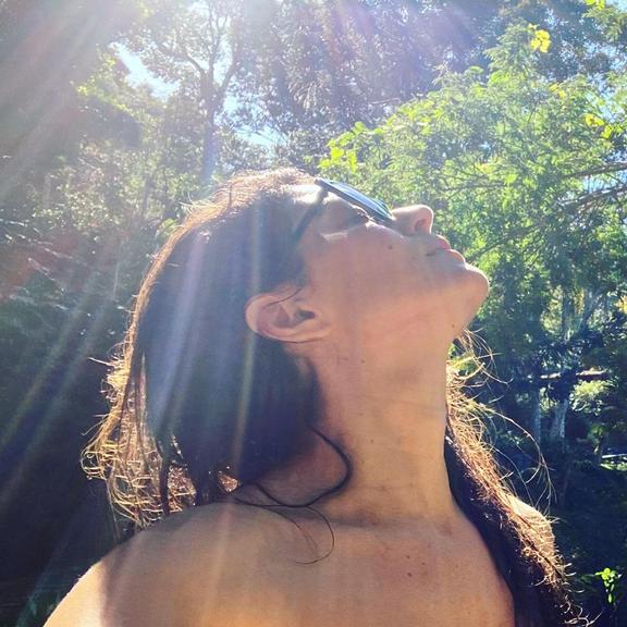 Carol Castro surge absorvendo as boas energias do sol em lindo registro