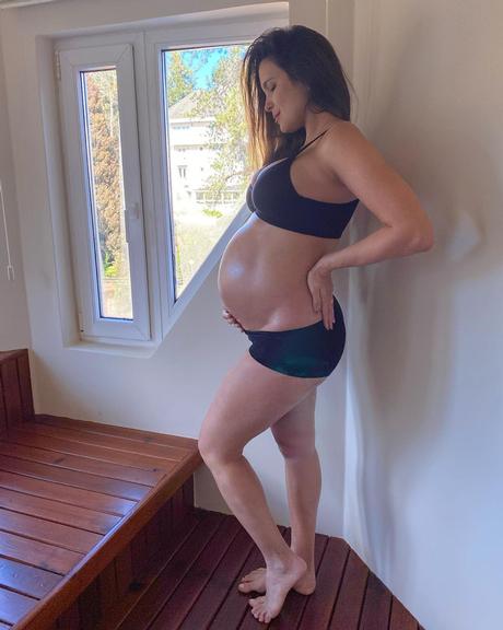 Kamilla Salgado mostra barrigão de grávida