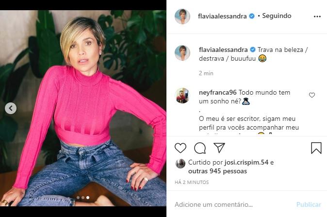 Flávia Alessandra arranca suspiros em fotos com look rosa