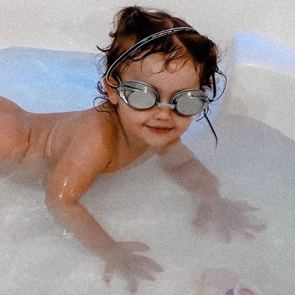Bella Falconi encanta ao publicar foto da filha na banheira