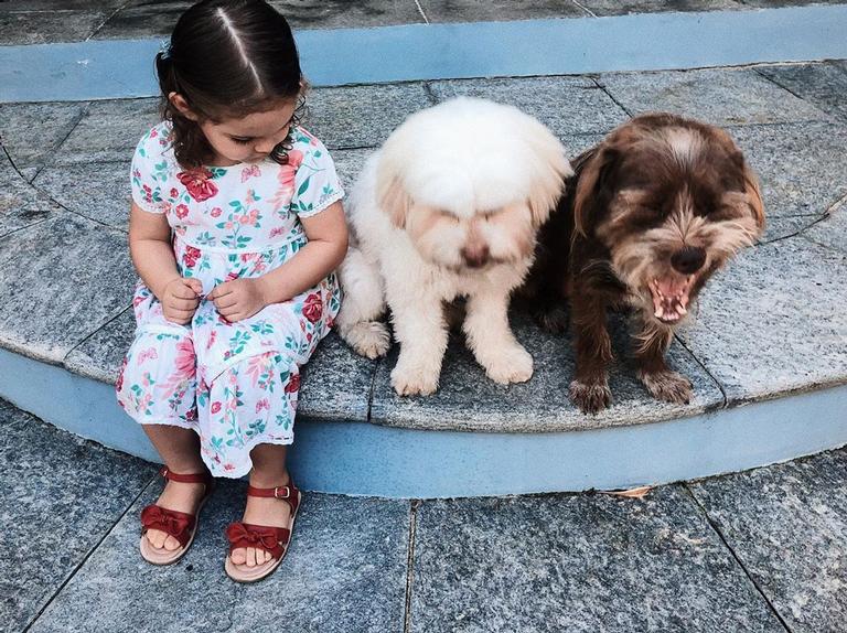 Débora Nascimento mostra a boa relação de sua filha, Bella com os pets da casa