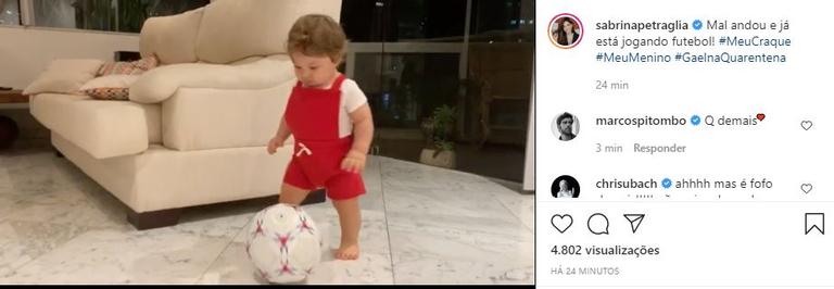 Sabrina Petraglia mostra o filho jogando bola