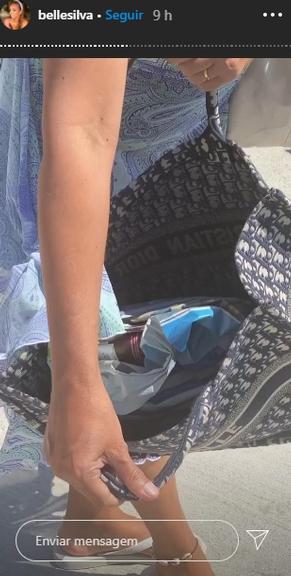 Belle Silva leva marmita dentro de bolsa grifada em Mykonos