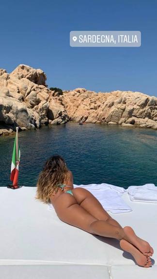 Anitta exibe boa forma ao tomar sol durante passeio de barco