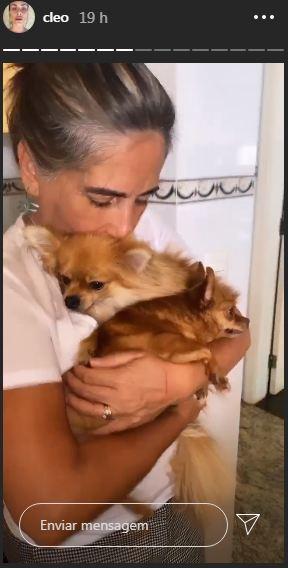 Cleo mostra Glória Pires com seus cachorrinhos