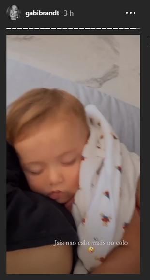 Gabi Brandt encanta ao mostrar Davi dormindo em seu colo
