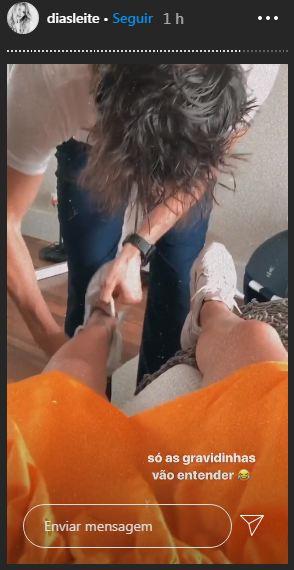 Na reta final da gravidez, Carol Dias pede ajuda de Kaká para calçar sapatos