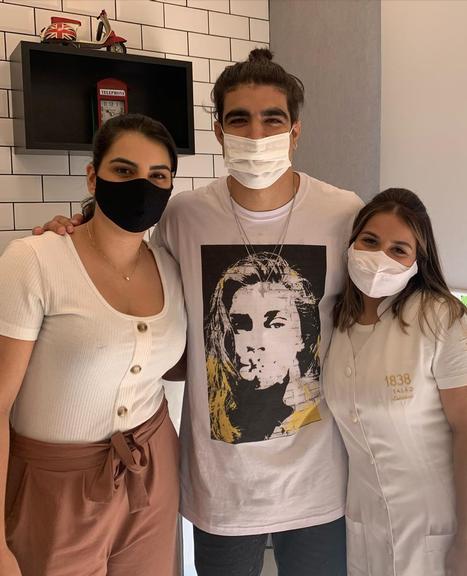 Caio Castro usa camiseta com o rosto de Grazi Massafera