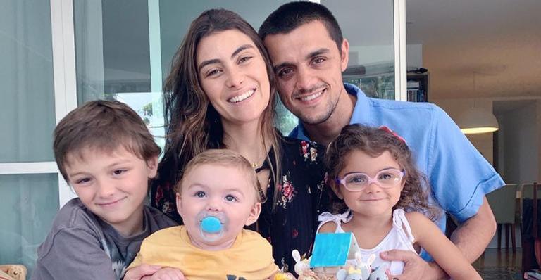Felipe Simas e Mariana Uhlmann batizam o filho caçula, Vicente: ''Dia especial''
