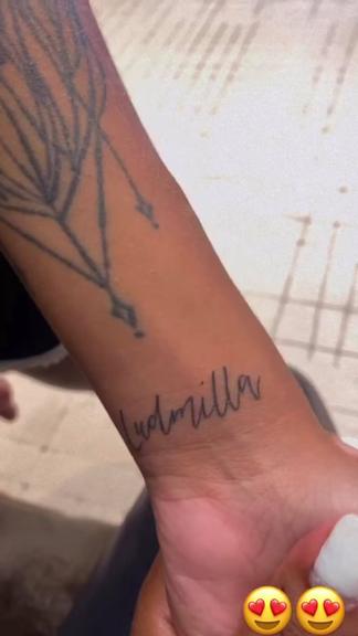 Brunna Gonçalves faz tatuagem com o nome de Ludmilla