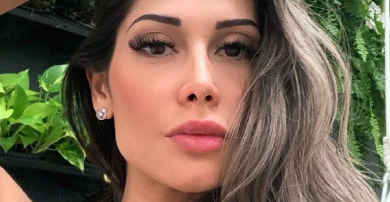 Mayra Cardi usa as redes sociais para compartilhar fotos só de calcinha e recebe chuva de elogios