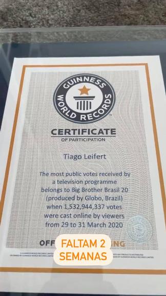 Tiago Leifert mostra certificado do Guinness do BBB20