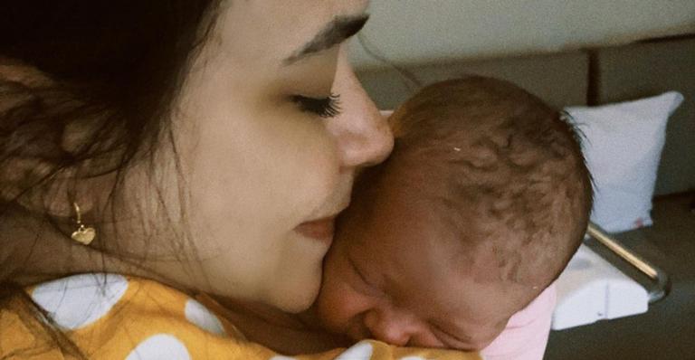 Após dar à luz a Isabel, Talita Younan se encanta com a fofura da filha