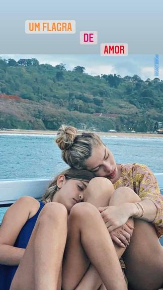 Grazi Massafera surge agarradinha com a filha em barco