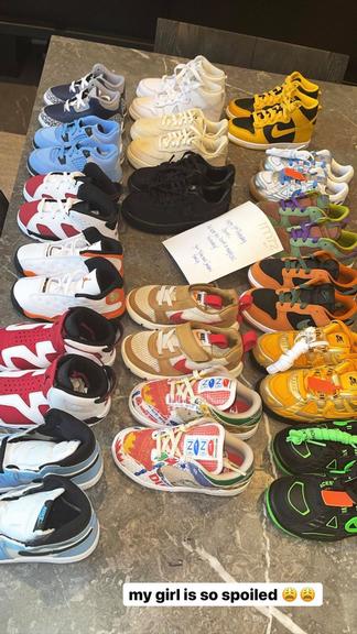 Kylie Jenner mostra coleção de sapatos da filha, Stormi
