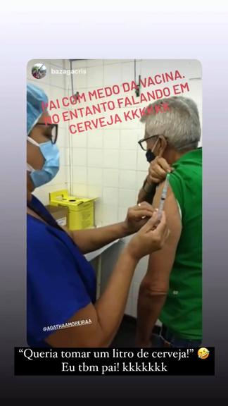 Agatha Moreira mostra o pai tomando a vacina contra Covid-19