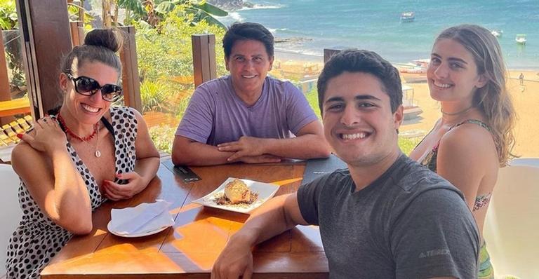 César Filho postou uma foto da esposa Elaine, com os dois filhos do casal, Luma e Luigi